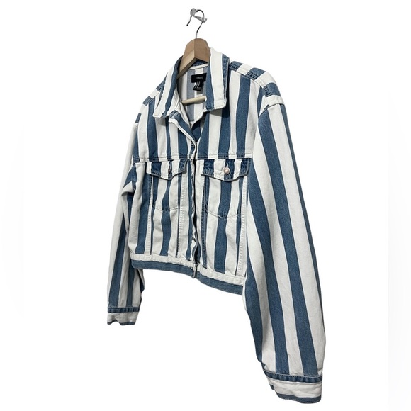 🍯 Denim/Jean Jacket • Forever 21 • Medium • Blue & White Striped Button-Up Coat - Picture 2 of 5
